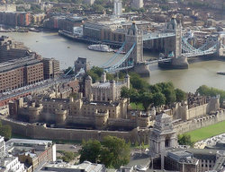 250px-tower_of_london_from_swissre