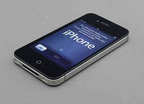 281px-iphone_4s_unboxing_17-10-11