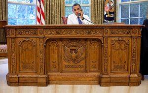 350px-Barack_Obama_sitting_at_the_Resolute_desk_2009